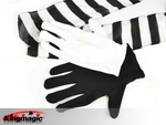 ストリーマを黒と白の手袋